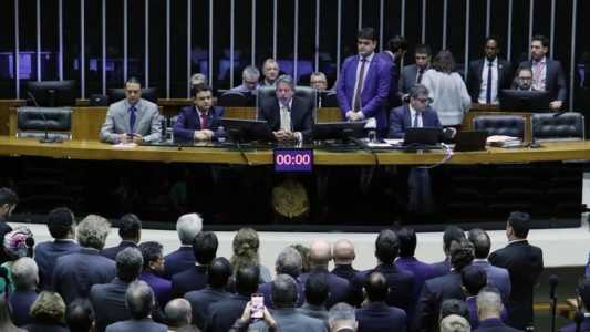 Sessão foi realizada na noite desta segunda-feira (9)