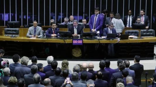 Sessão foi realizada na noite desta segunda-feira (9)