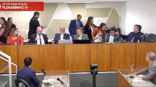 Sessão na Assembleia foi interrompida após deputado chamar colega de 'gatinha de pelúcia'