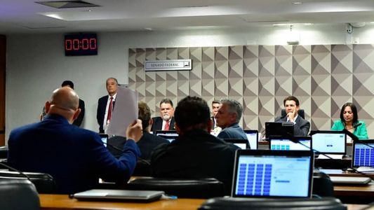 Sessão na CPMI acabou nesta quinta-feira (24) com divergências entre o presidente Arthur Maia e um deputado da oposição