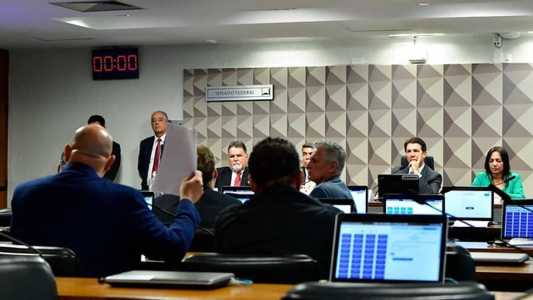 Sessão na CPMI acabou nesta quinta-feira (24) com divergências entre o presidente Arthur Maia e um deputado da oposição