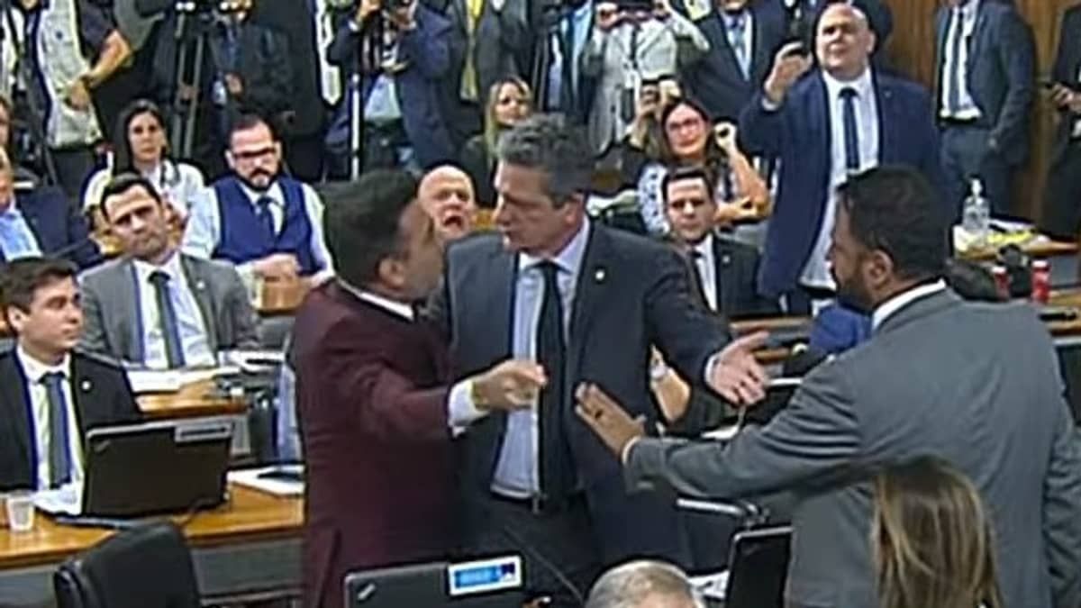 Vídeo: deputados e senadores trocam xingamentos e clima esquenta na CPMI do 8 de janeiro