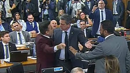 Sessão na CPMI dos atos antidemocráticos desta terça-feira (8) teve momentos de clima quente entre parlamentares