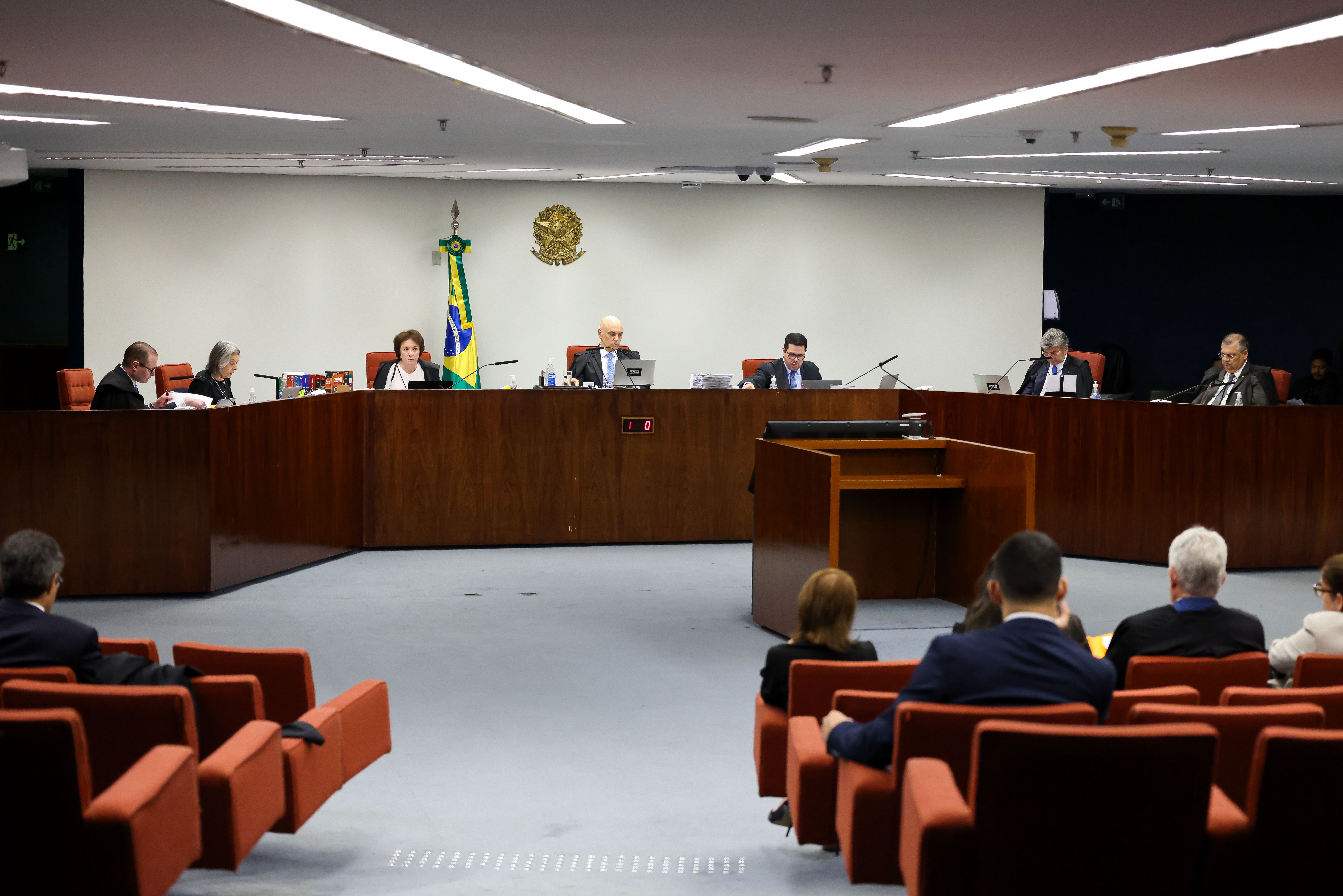 Dino vota para manter decisão que acaba com aposentadoria compulsória a magistrados