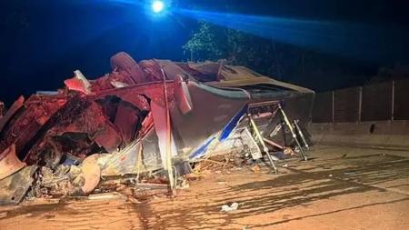 Sete pessoas morreram no acidente na madrugada deste domingo (20)