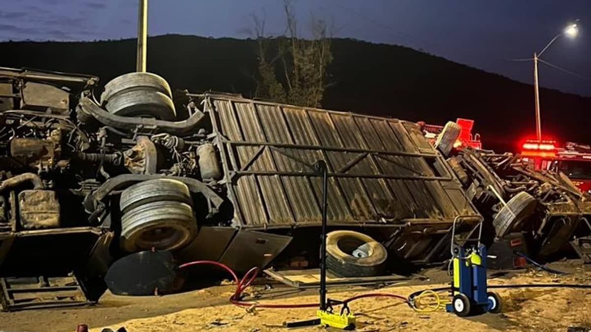 Vídeo: imagens impressionantes mostram ônibus destruído após acidente com torcedores do Corinthians  