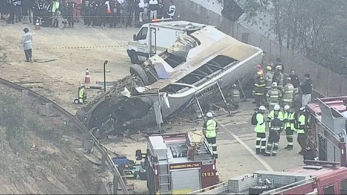 Acidente com torcedores do Corinthians mobiliza Samu, bombeiros, PF e Civil, na Fernão Dias  