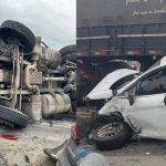 Caminhão tomba, causa acidente com sete veículos e interdita rodovia em Santa Catarina
