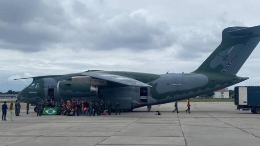 Sétimo avião chegou ao Brasil neste sábado (21) pela manhã; oitavo voo decola de Tel Aviv no domingo(22)