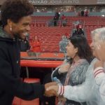 Inter: Sobrevivente colorado de tragédia no RS ganha recepção especial no Beira-Rio