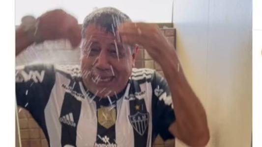 Seu Gilvan tomando banho "sai, zica" para o Atlético