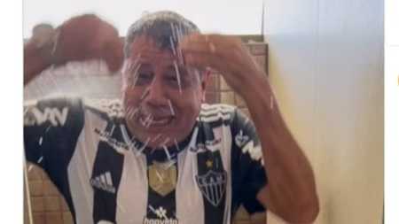 Seu Gilvan tomando banho "sai, zica" para o Atlético