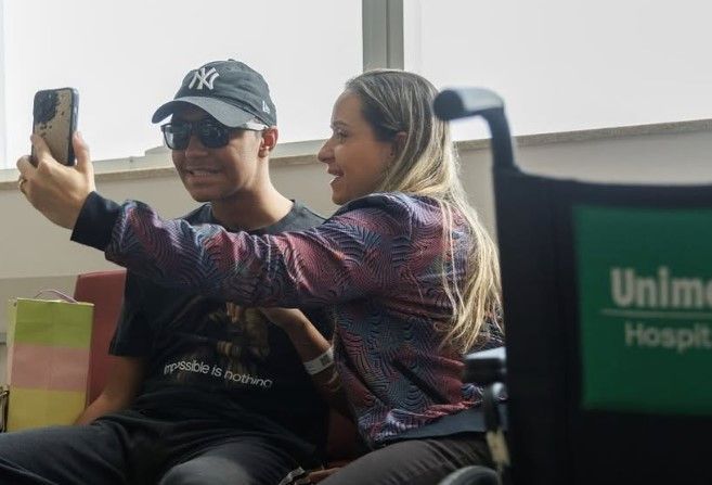 Pedro Severino teve crânio reconstruído por impressora 3D e já usa bola em fisioterapia