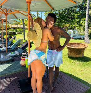 Virginia e Vini Jr em viagem para Trancoso