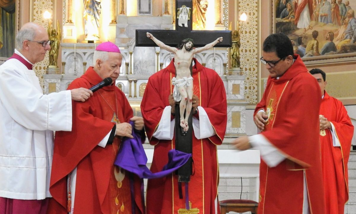 Silêncio, jejum e oração: católicos celebram a Sexta-feira Santa