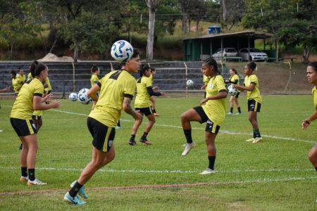 Elenco do América durante treino