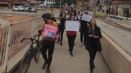 Manifestantes caminharam pelo centro até a prefeitura de Rio Acima