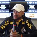 Neymar se diverte com família e amigos no Santos e surpreende ao apontar auge na carreira