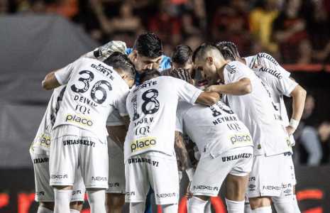 Time do Santos antes de jogo contra o Sport pelo Brasileirão de 2025