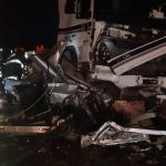 Batida entre carretas esmaga carro e mata casal e criança em São Paulo