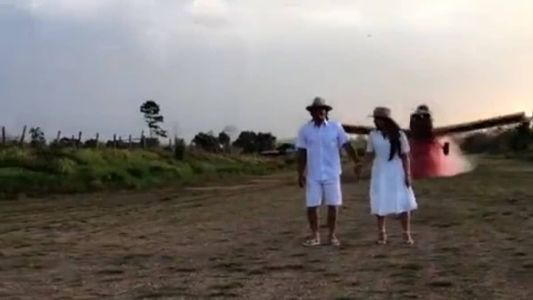 Aeronave quase "atropela" o homem e a mulher grávida que aguardavam a revelação na pista de pouso.