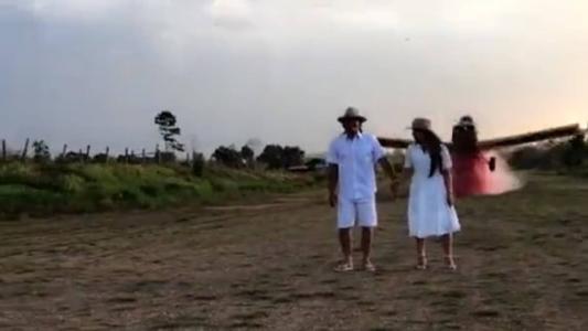 Aeronave quase "atropela" o homem e a mulher grávida que aguardavam a revelação na pista de pouso.