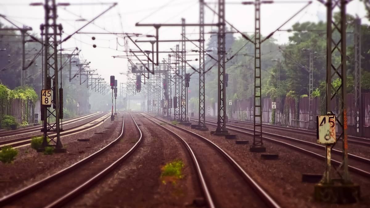 Criança de 7 anos é atropelada por trem e tem pernas amputadas em Goiás