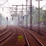 Criança de 7 anos é atropelada por trem e tem pernas amputadas em Goiás