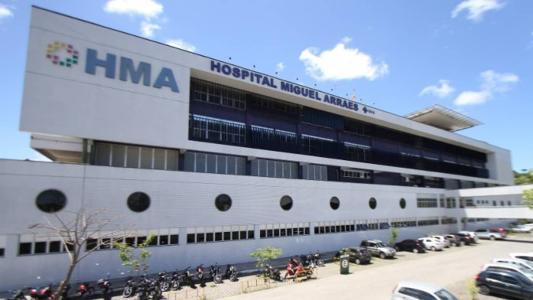 A criança chegou na unidade de saúde desacordada e apresentava lesões pelo corpo, como queimaduras e mordidas