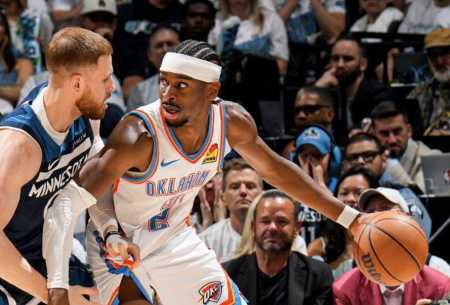 Shai Gilgeous-Alexander em ação pelo OKC contra os Wolves no jogo 4 das finais do Oeste da NBA