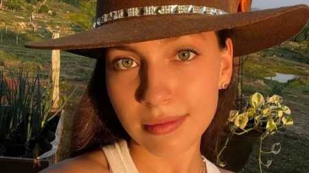 Júlia Quintino da Silva, de 21 anos, sofreu uma parada cardíaca durante um implante de silicone