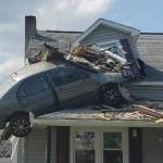 Carro 'voa' e acerta segundo andar de casa nos EUA