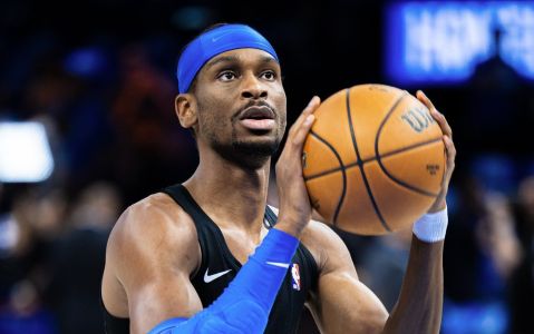 Shai Gilgeous-Alexander durante aquecimento para jogo do OKC na temporada 2025/2026 da NBA