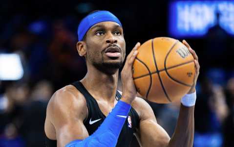 Shai Gilgeous-Alexander durante aquecimento para jogo do OKC na temporada 2025/2026 da NBA
