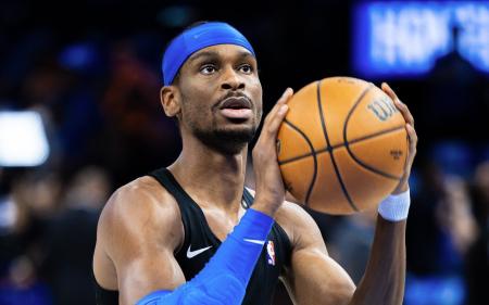 Shai Gilgeous-Alexander durante aquecimento para jogo do OKC na temporada 2025/2026 da NBA