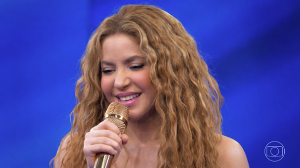 Shakira deixa espanhol de lado, se declara para o Brasil em português e encanta web