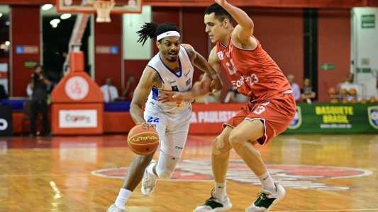 Shaquille Johnson Sr., ala-armador estdunidense do Minas, e André, pivô do Paulistano