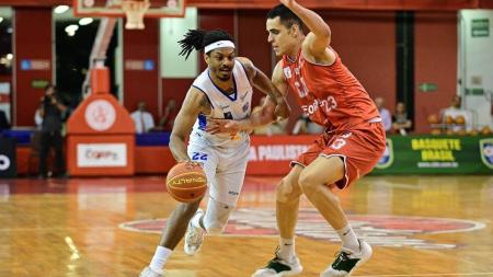 Shaquille Johnson Sr., ala-armador estdunidense do Minas, e André, pivô do Paulistano