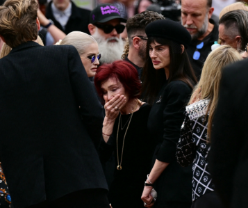 Sharon Osbourne esposa de Ozzy Osbourne acompanha o funeral do marido junto a familiares