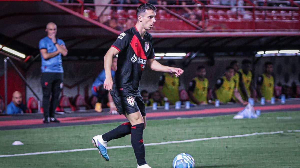 Presidente do Atlético-GO confirma proposta do Cruzeiro por meia Shaylon