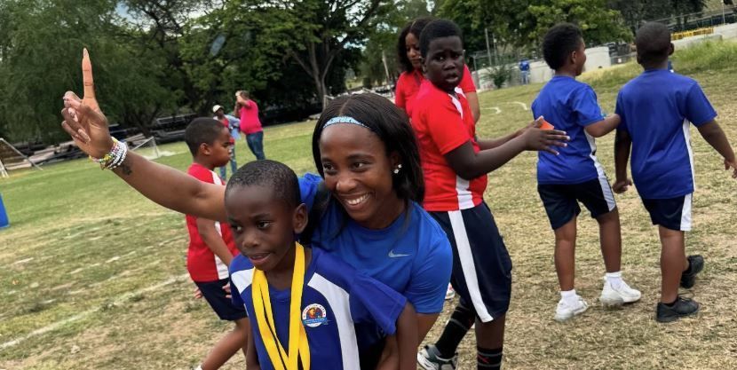 Tricampeã olímpica participa de corrida em escola e viraliza nas redes