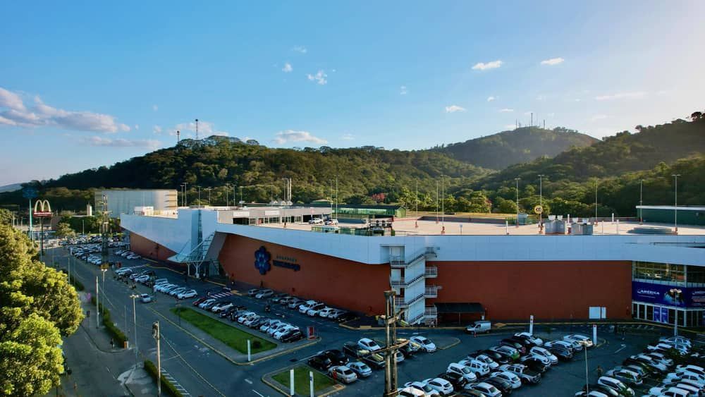 Polícia investiga ação ousada de bandidos que invadiram joalheria em Shopping de Ipatinga