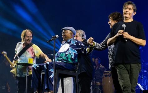 Foto mostra Beto Guedes, Milton Nascimento, Wagner Tiso, Toninho Horta e Lô Borges no palco do Mineirão