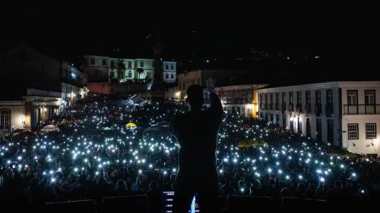 Show de Dilsinho lotou a Praça Tiradentes no Festival de Inverno