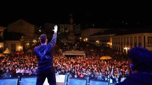 Show de Dilsinho no aniversário de Ouro Preto lotou a Praça Tiradentes