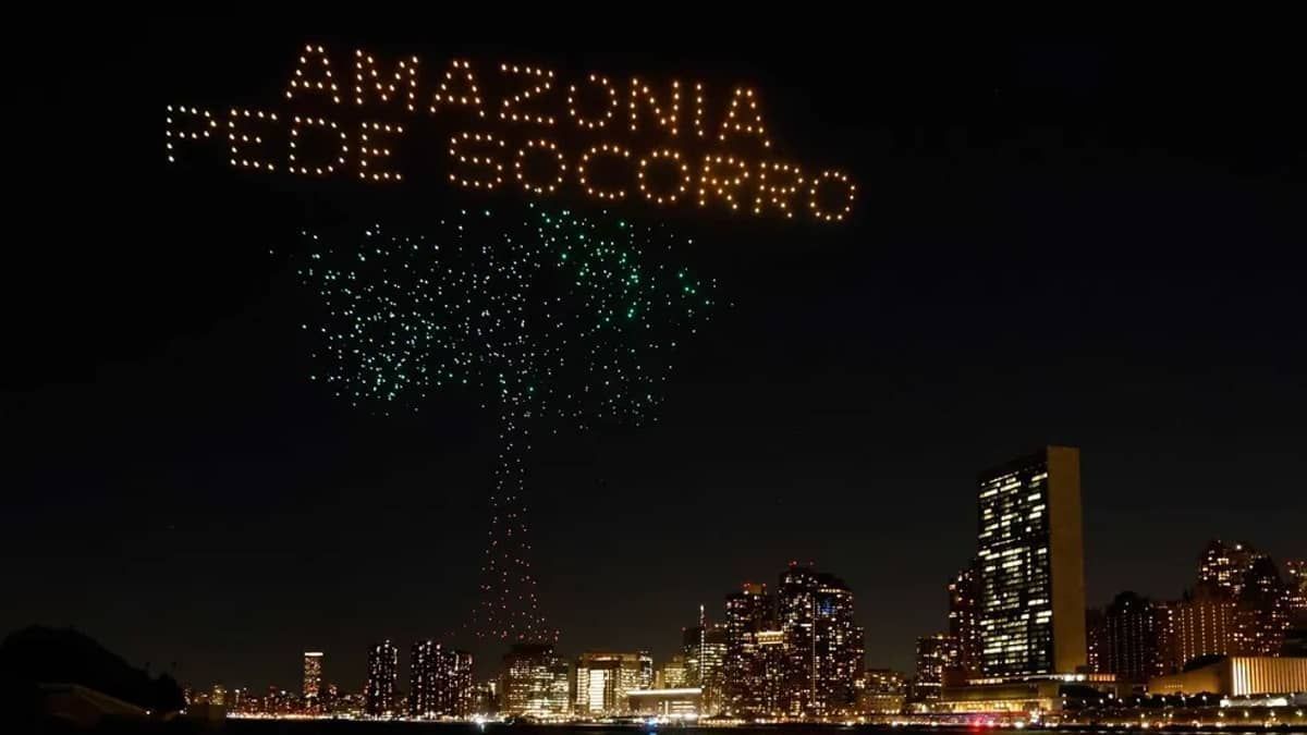 Show de drones em Nova York pede socorro pela Floresta Amazônica
