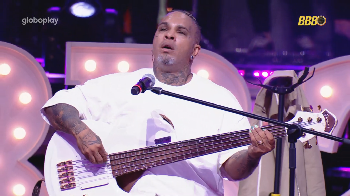Rodriguinho manda indiretas em show no BBB 25: 'pra quem encheu o saco'