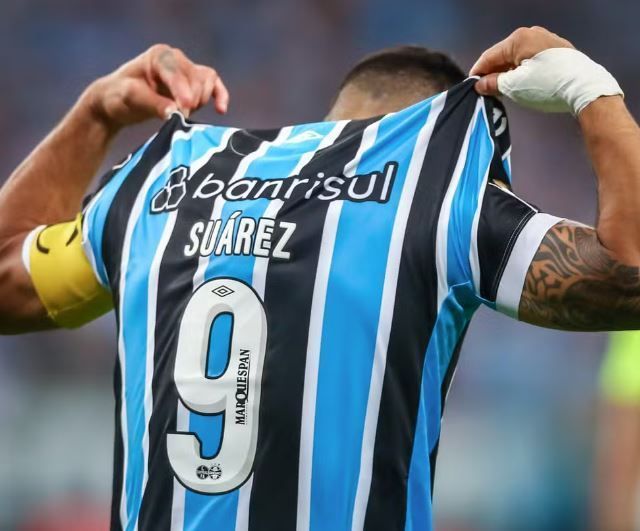 Grêmio lança edição limitada de camisas emolduradas e autografadas por Suárez