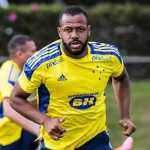 Zagueiro dispensado por Ronaldo no Cruzeiro negocia com o Ceará