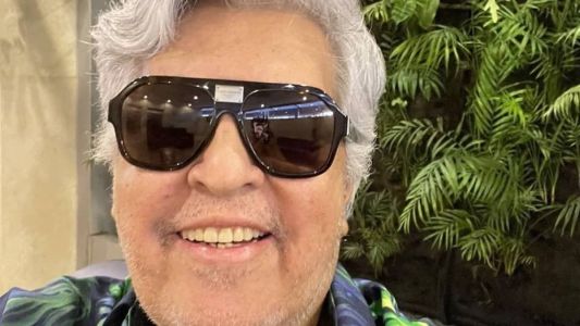 Sidney Magal faz selfie para anunciar alta médica